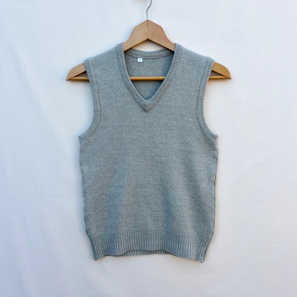 V-Neck Knit Sweater Vest in Oatmeal Grey Sleeveless‎ Fits Like a Small